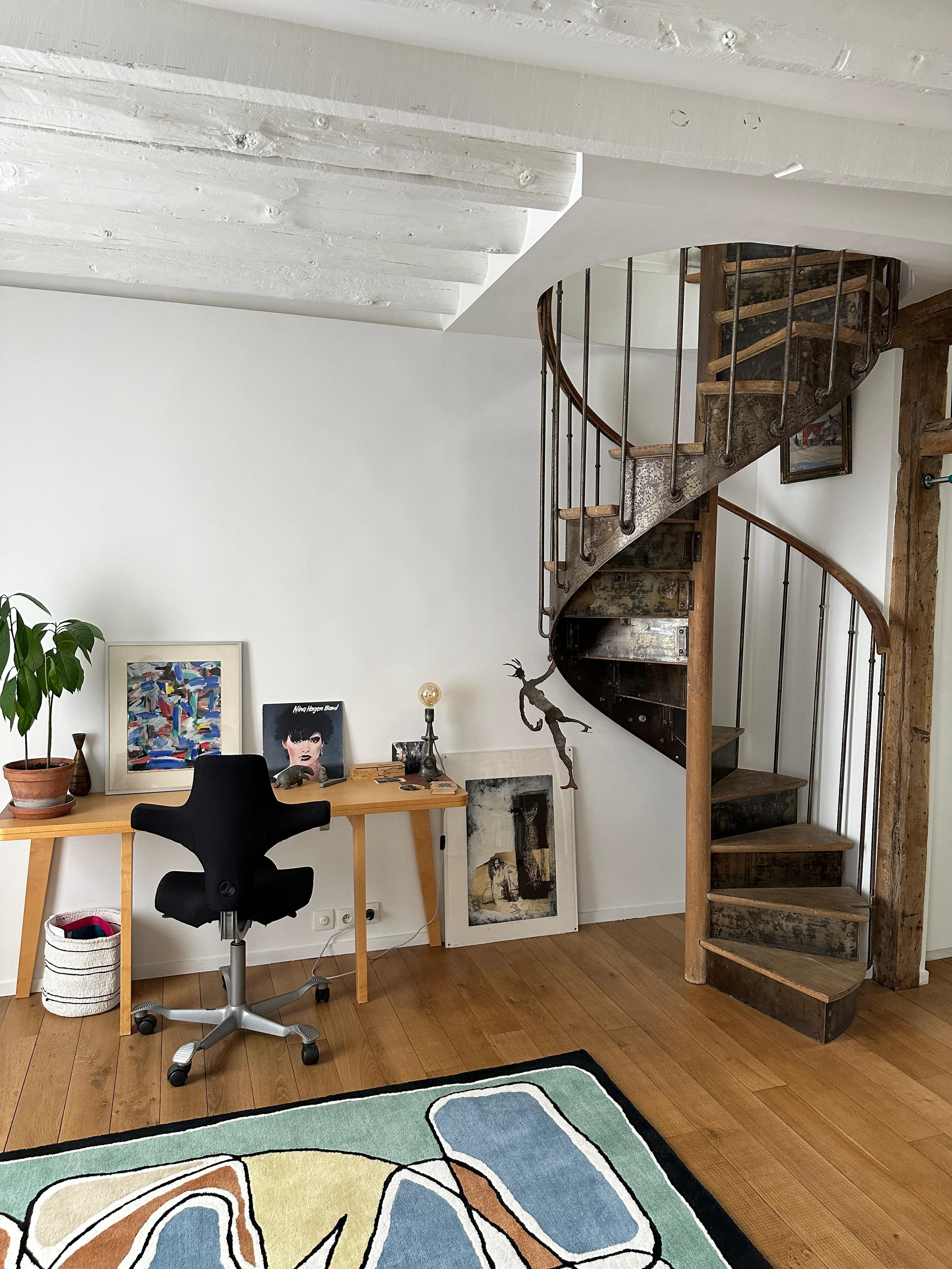 Escalier en colimaçon et bibliothèque, duplex privatisable Paris 19e