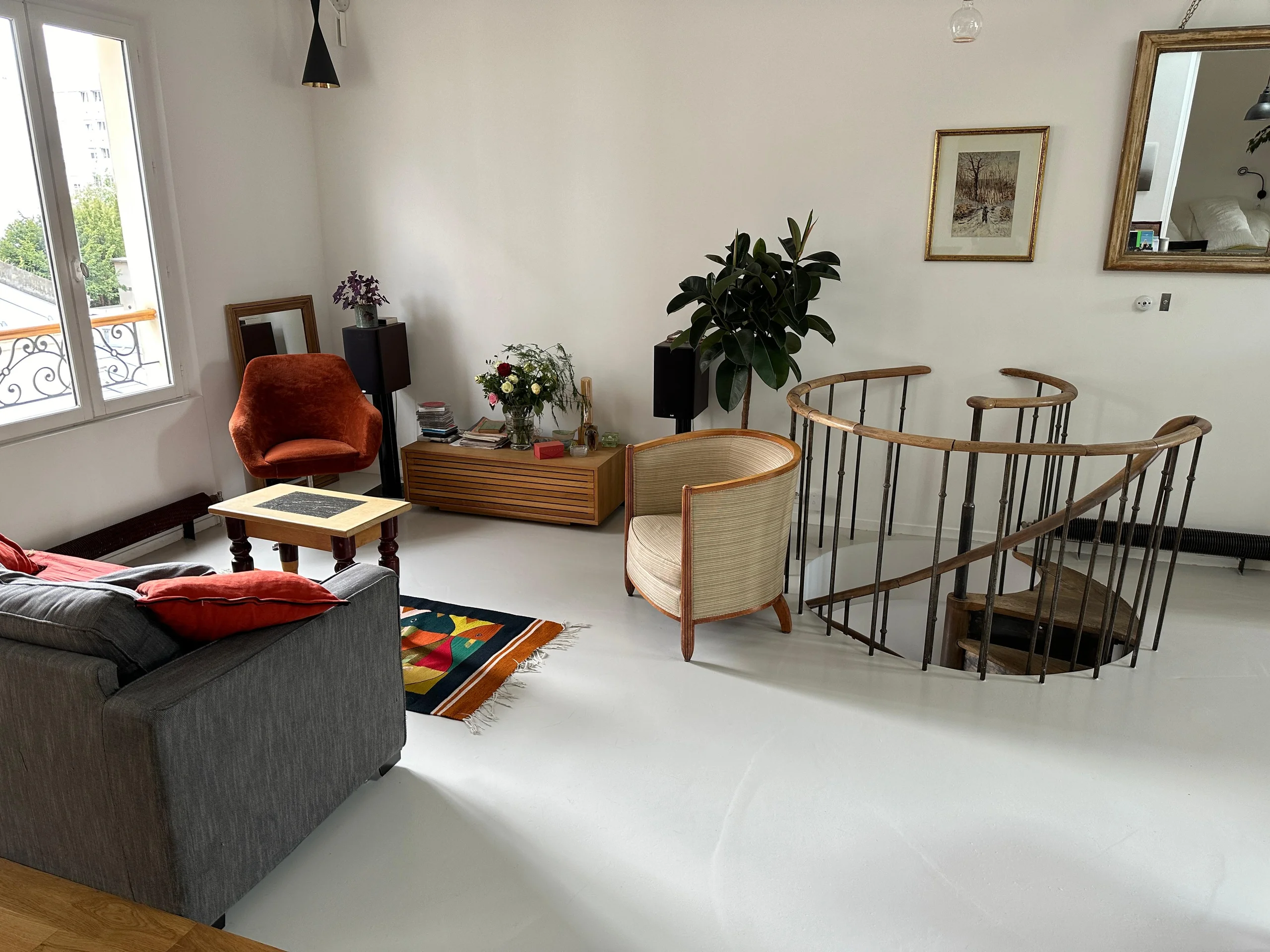 Salon lumineux avec escalier en colimaçon, duplex Paris 19e