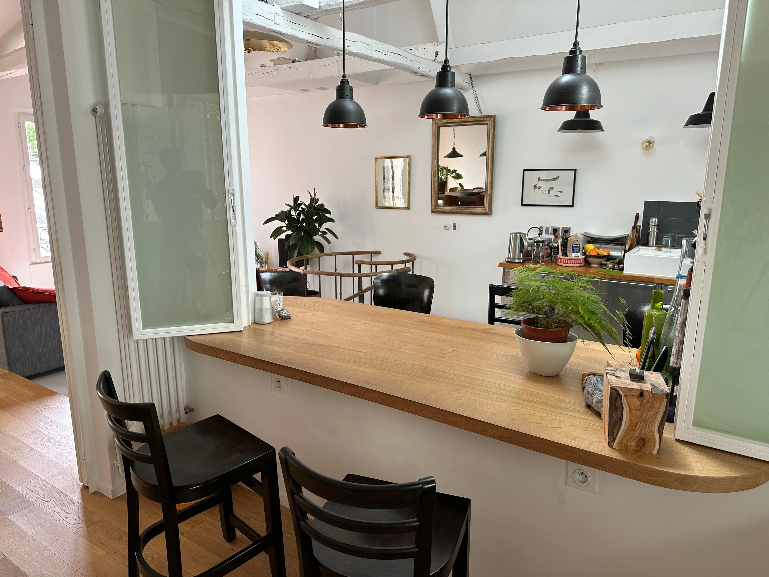 Cuisine ouverte avec bar et espace de vie lumineux, duplex Paris 19e