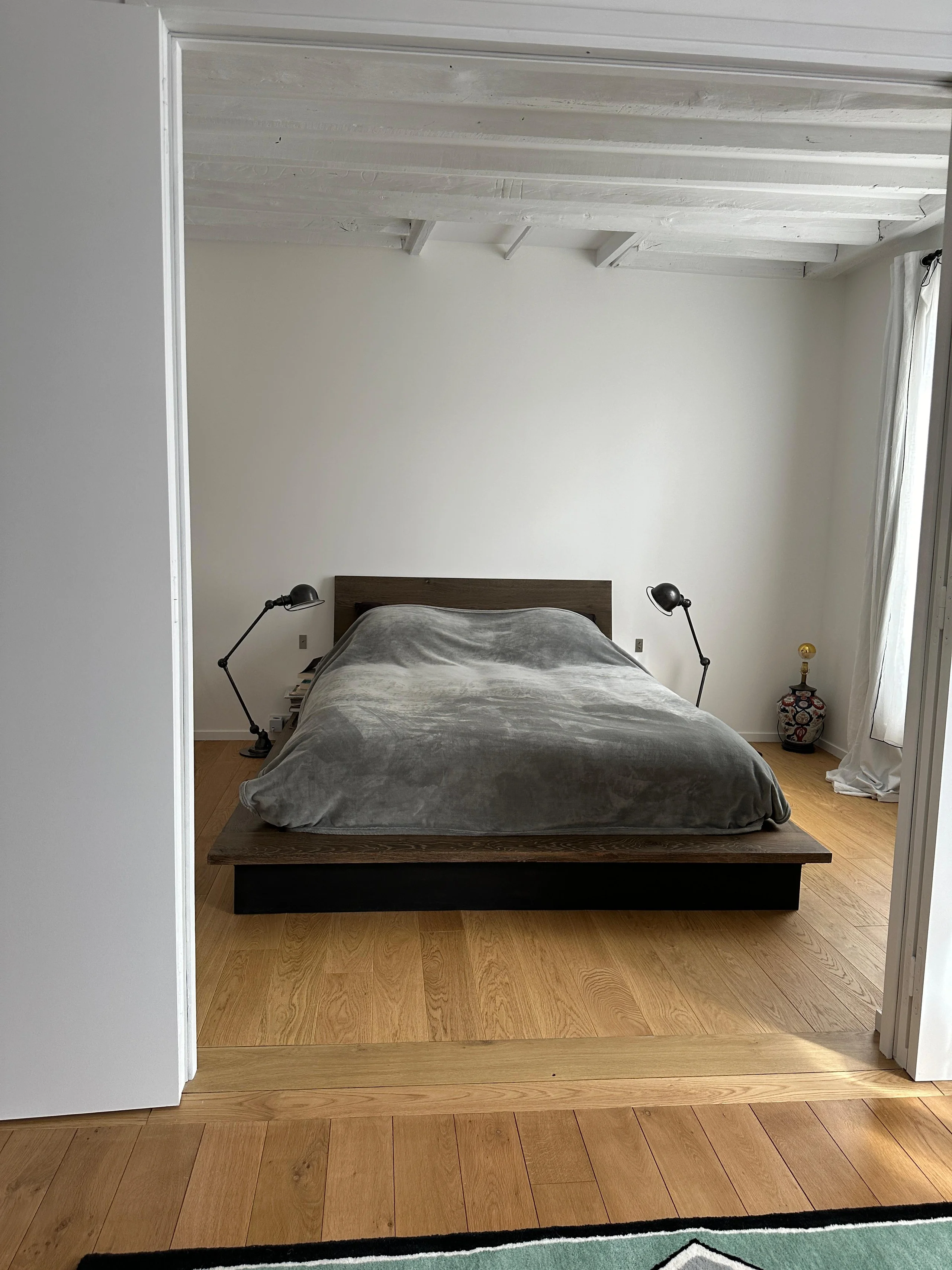 Chambre lumineuse avec parquet et poutres apparentes, duplex près des Buttes-Chaumont