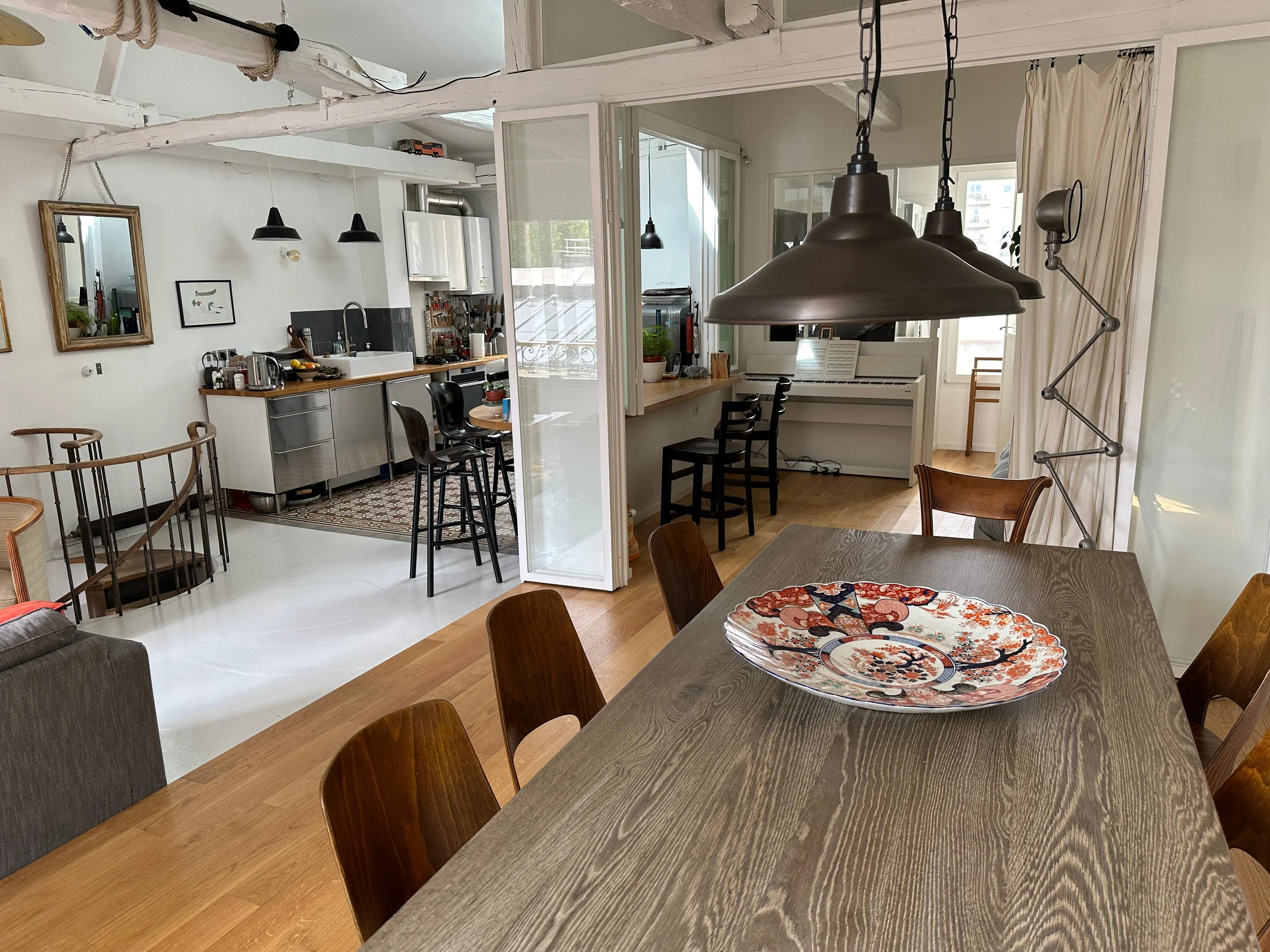 Grande table et cuisine ouverte, espace pour réunion et atelier Paris 19e