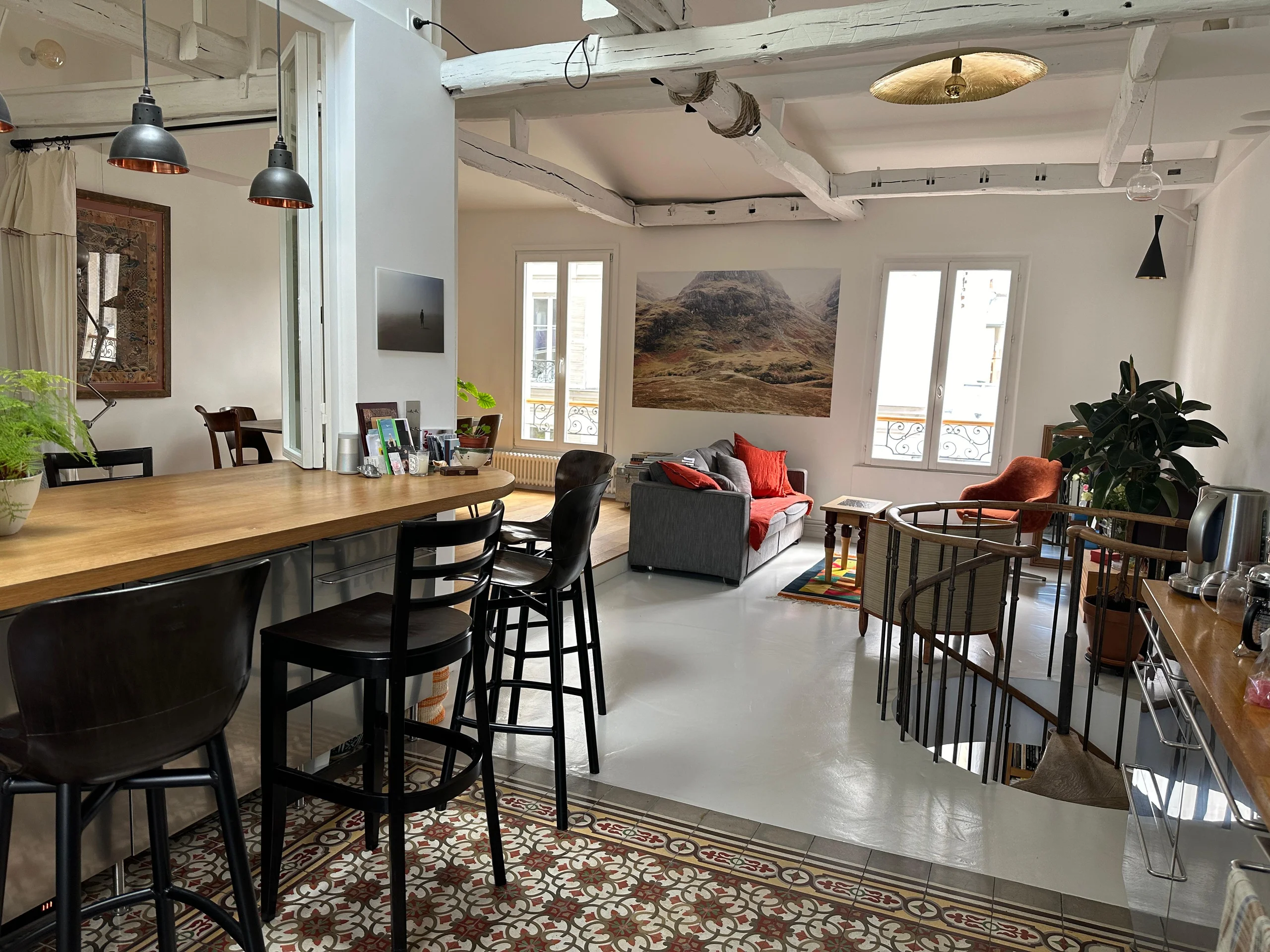 Cuisine avec bar ouverte sur le salon, lieu événementiel Buttes-Chaumont