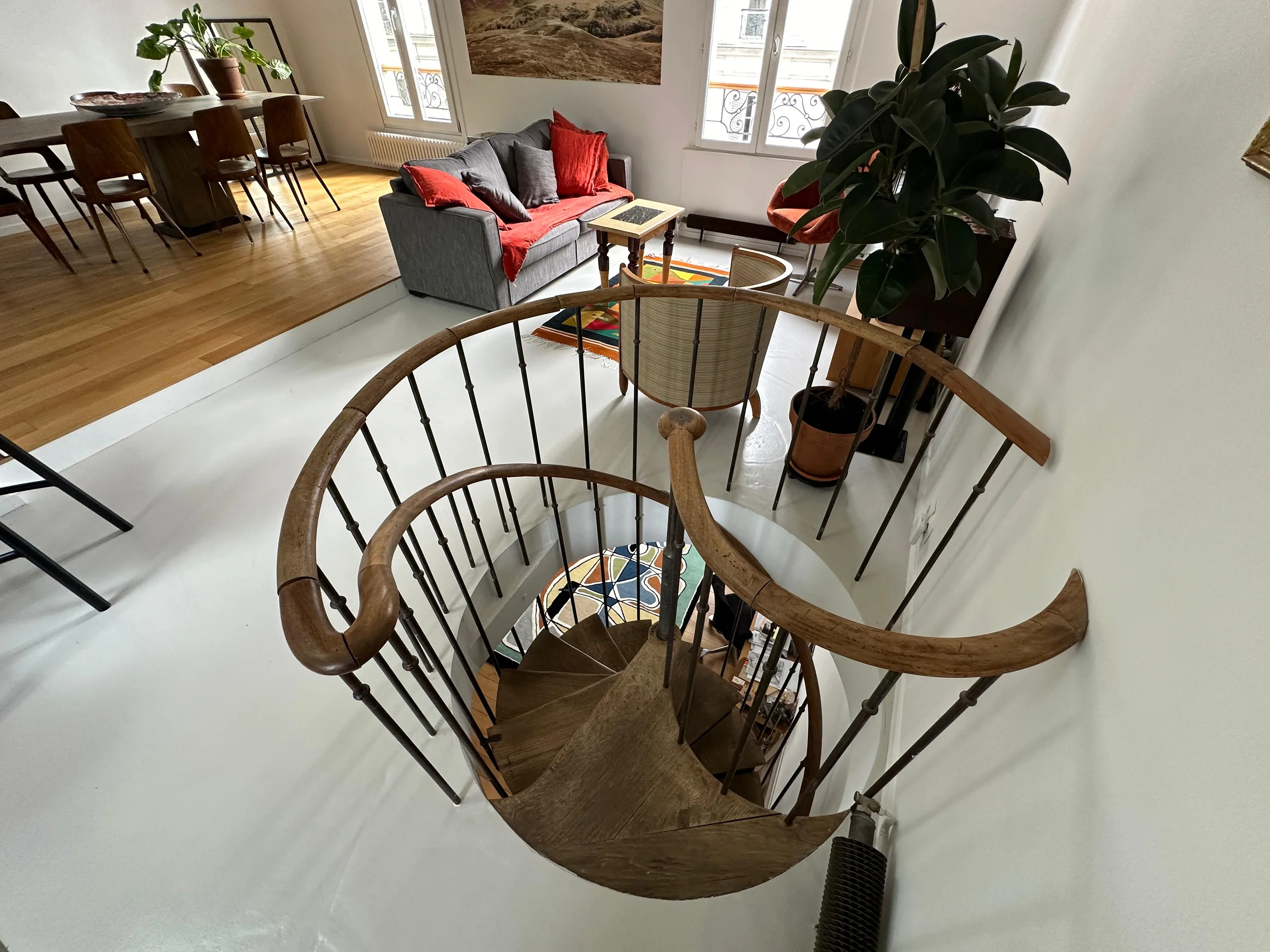 Escalier en colimaçon en métal et bois, duplex près des Buttes-Chaumont