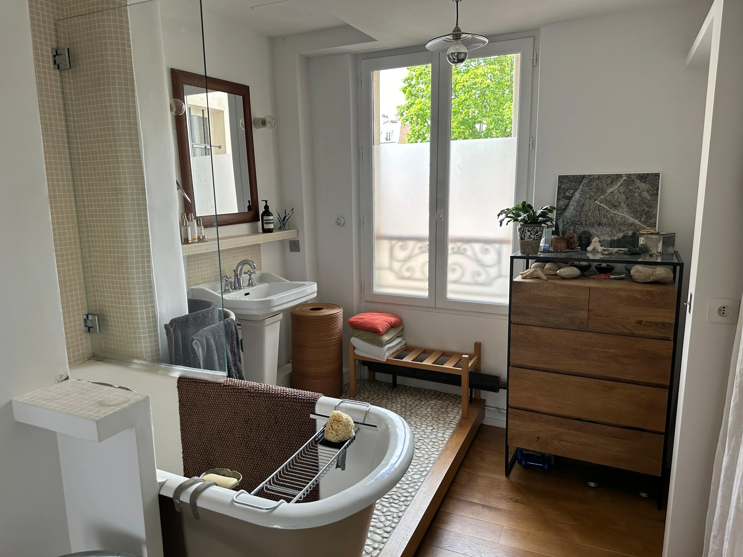 salle de bain lumineuse avec grandes fenêtres, duplex Paris 19e