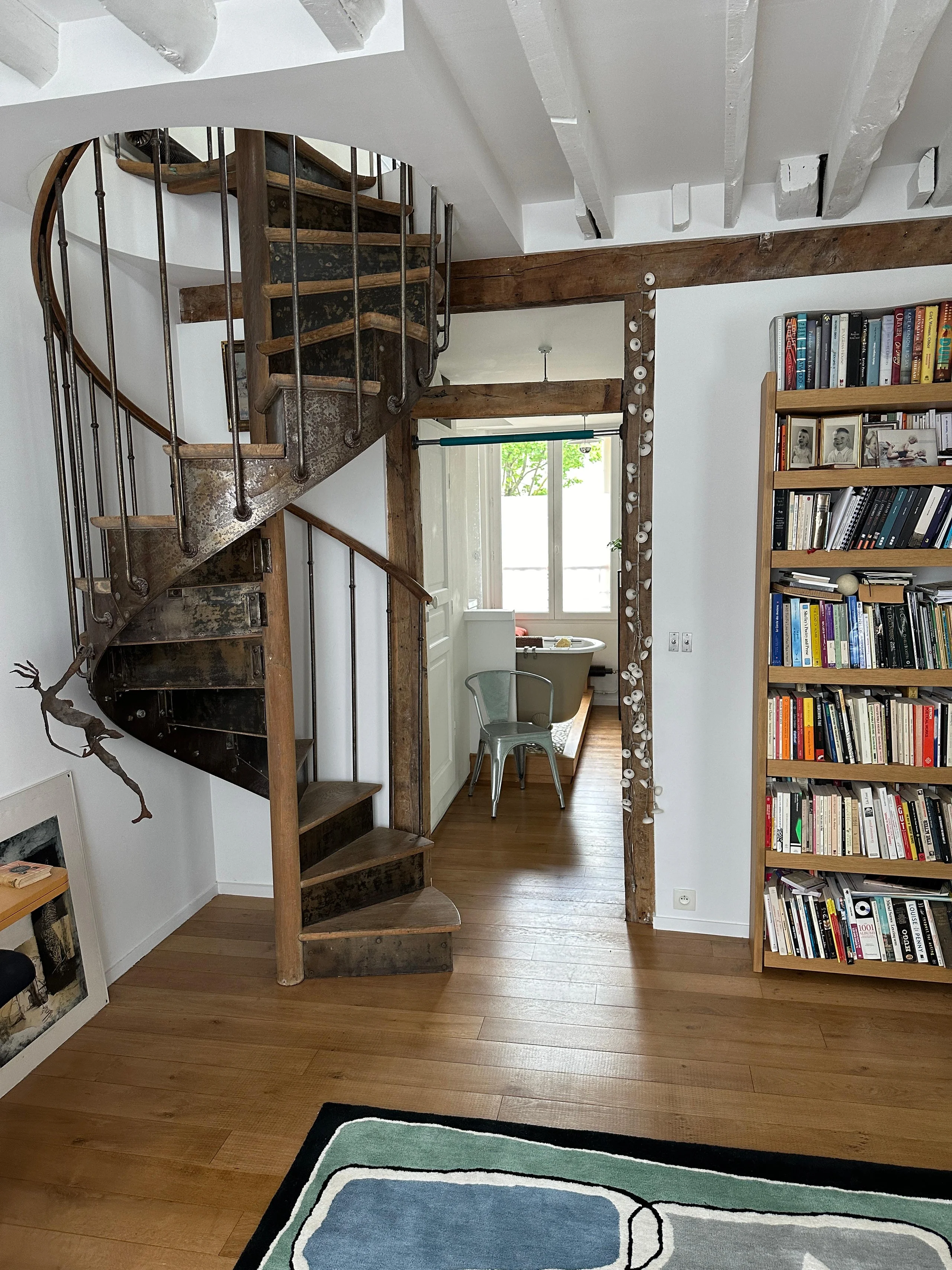 Escalier en colimaçon et bibliothèque, duplex privatisable Paris 19e