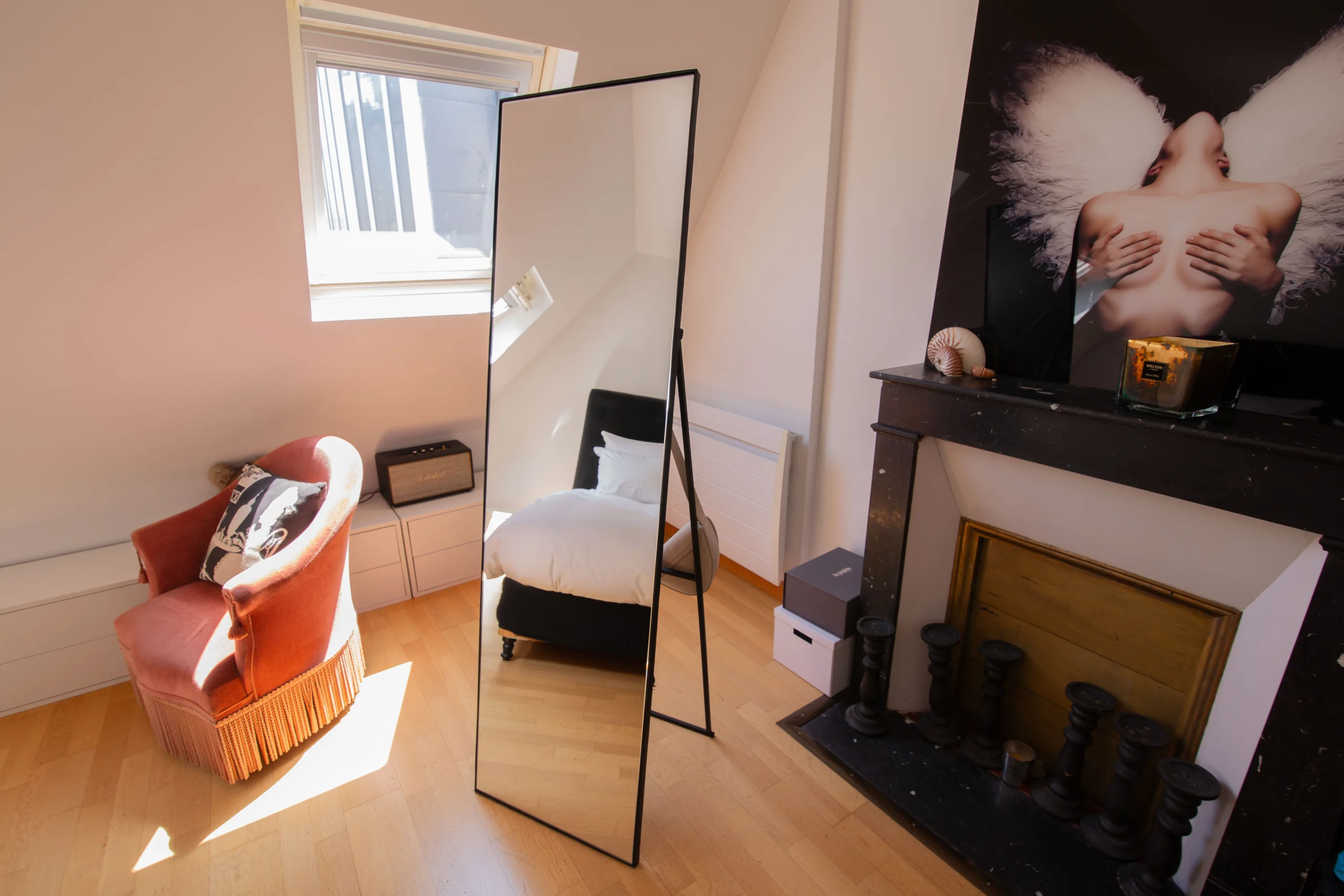 Miroir sur pied et cheminée en marbre noir, coin essayage pour shooting ou press day