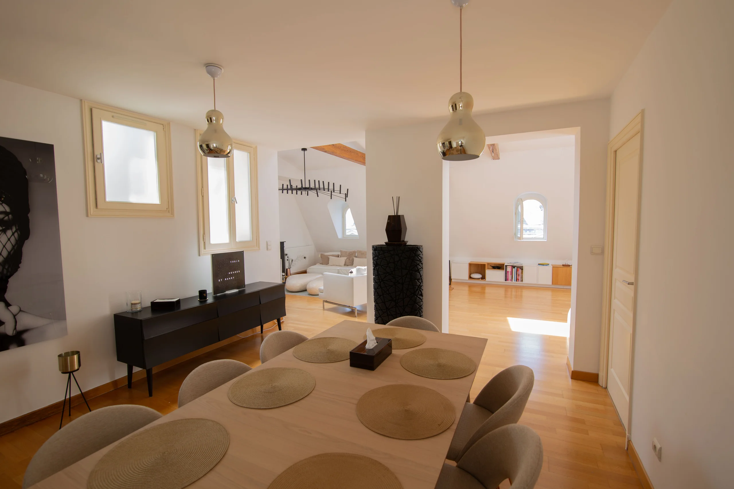 Salle à manger de 10 couverts ouverte sur le séjour, lieu de réunion et dîner privé Paris 8e