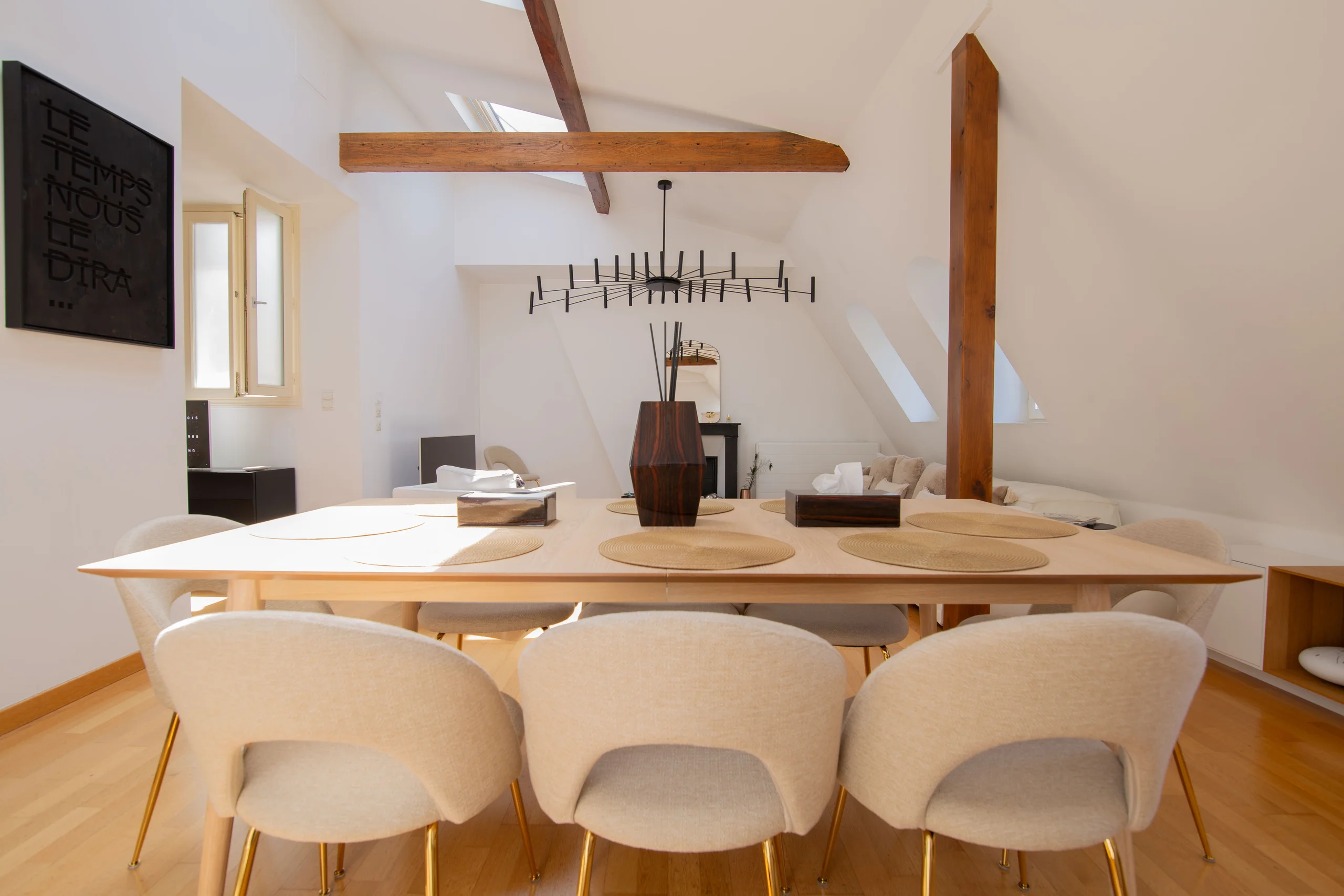 Table de réunion de 10 places sous poutre apparente et verrière, showroom Paris 8e