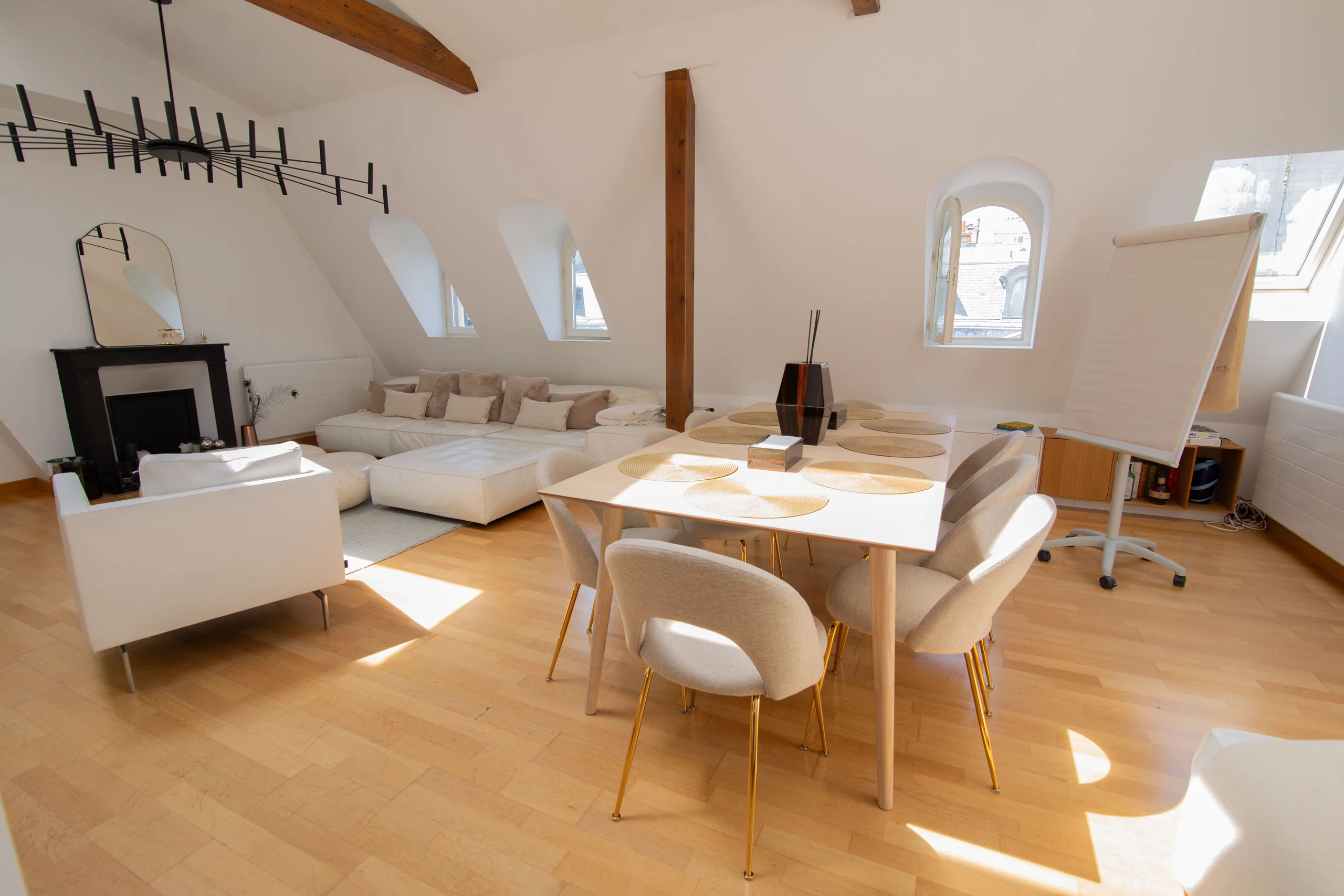 Séjour en configuration réunion avec table, paperboard et lucarnes cintrées, Triangle d'Or