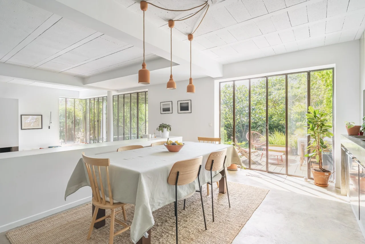 Salle à manger lumineuse avec accès direct à la terrasse et au jardin