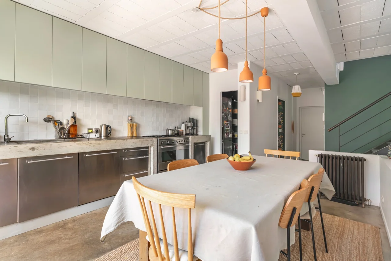Cuisine ouverte avec grande table, maison d’architecte lumineuse à Montreuil