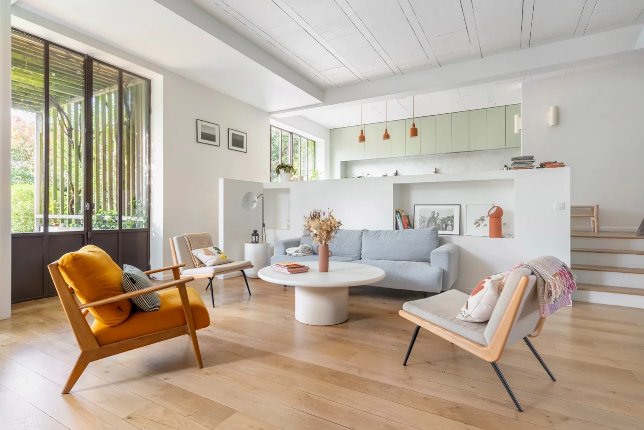 Grand salon contemporain ouvert sur la cuisine, maison événementielle à Montreuil