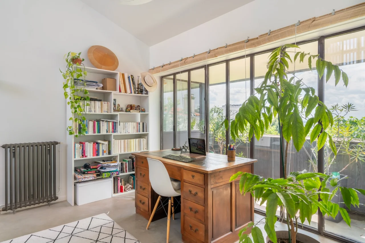 Bureau lumineux avec grandes baies vitrées et vue dégagée, maison à Montreuil