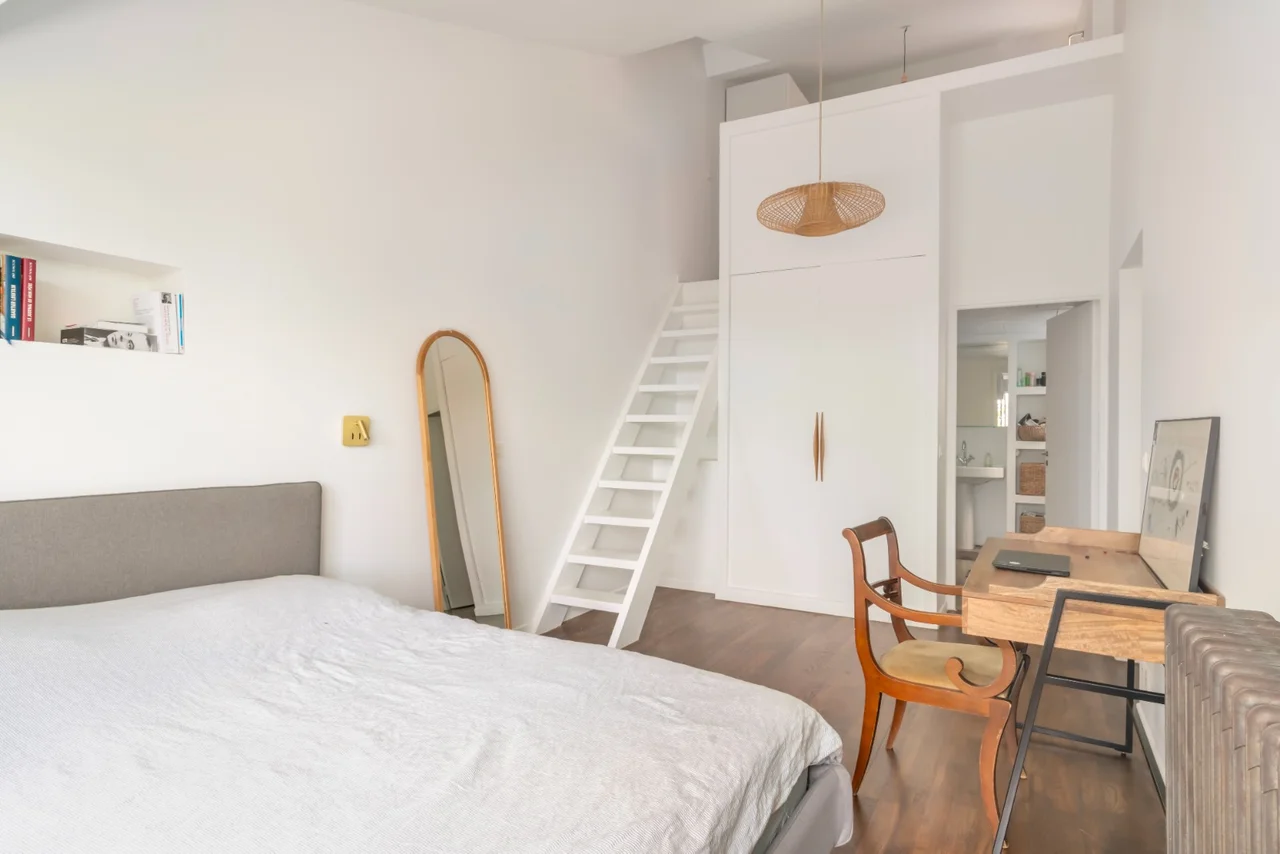 Chambre avec bureau et mezzanine, maison d’architecte à Montreuil