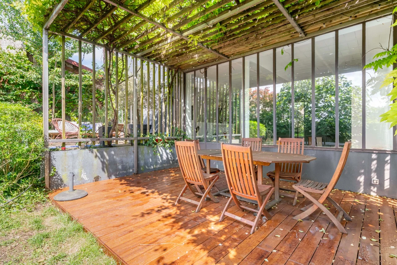 Terrasse couverte et végétalisée avec table, maison d’architecte à Montreuil