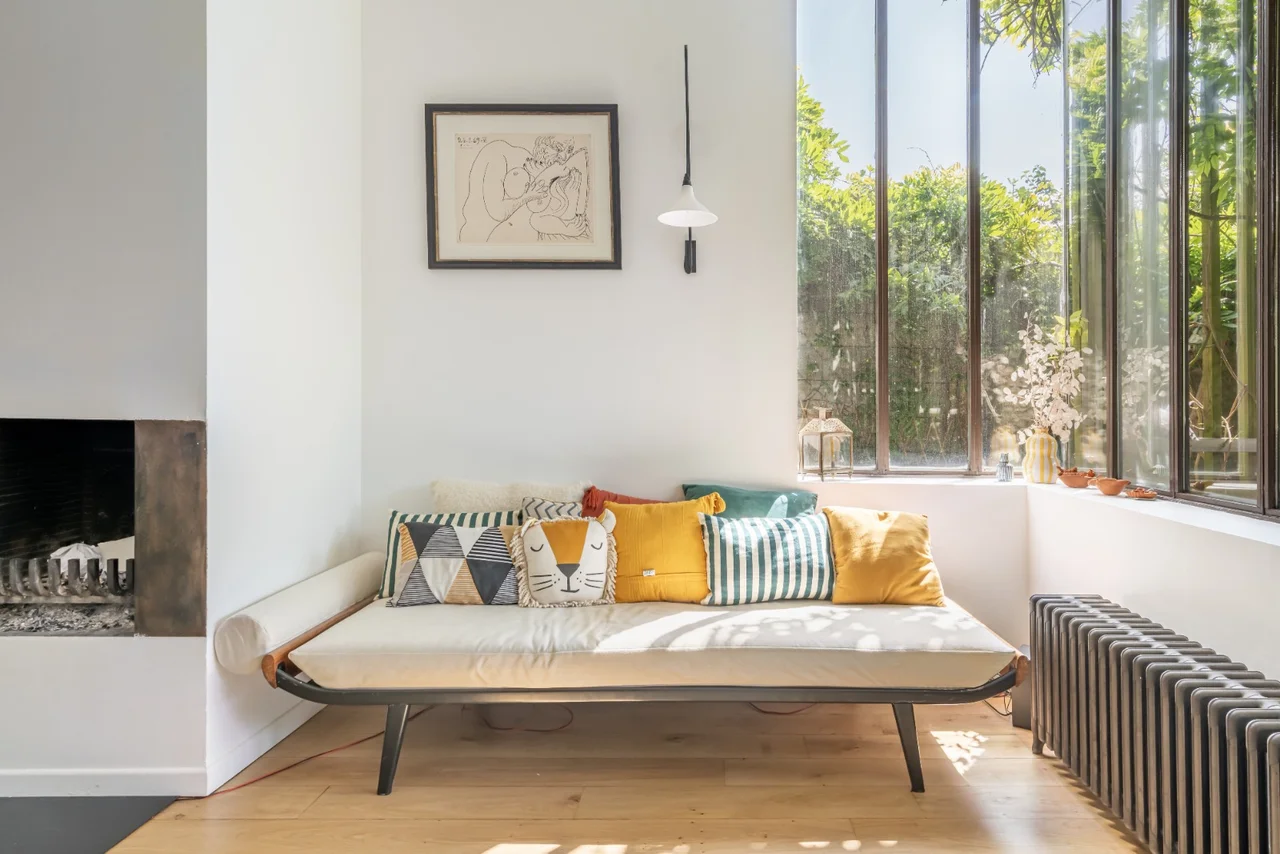 Coin salon avec cheminée et lumière naturelle, maison d’architecte à Montreuil