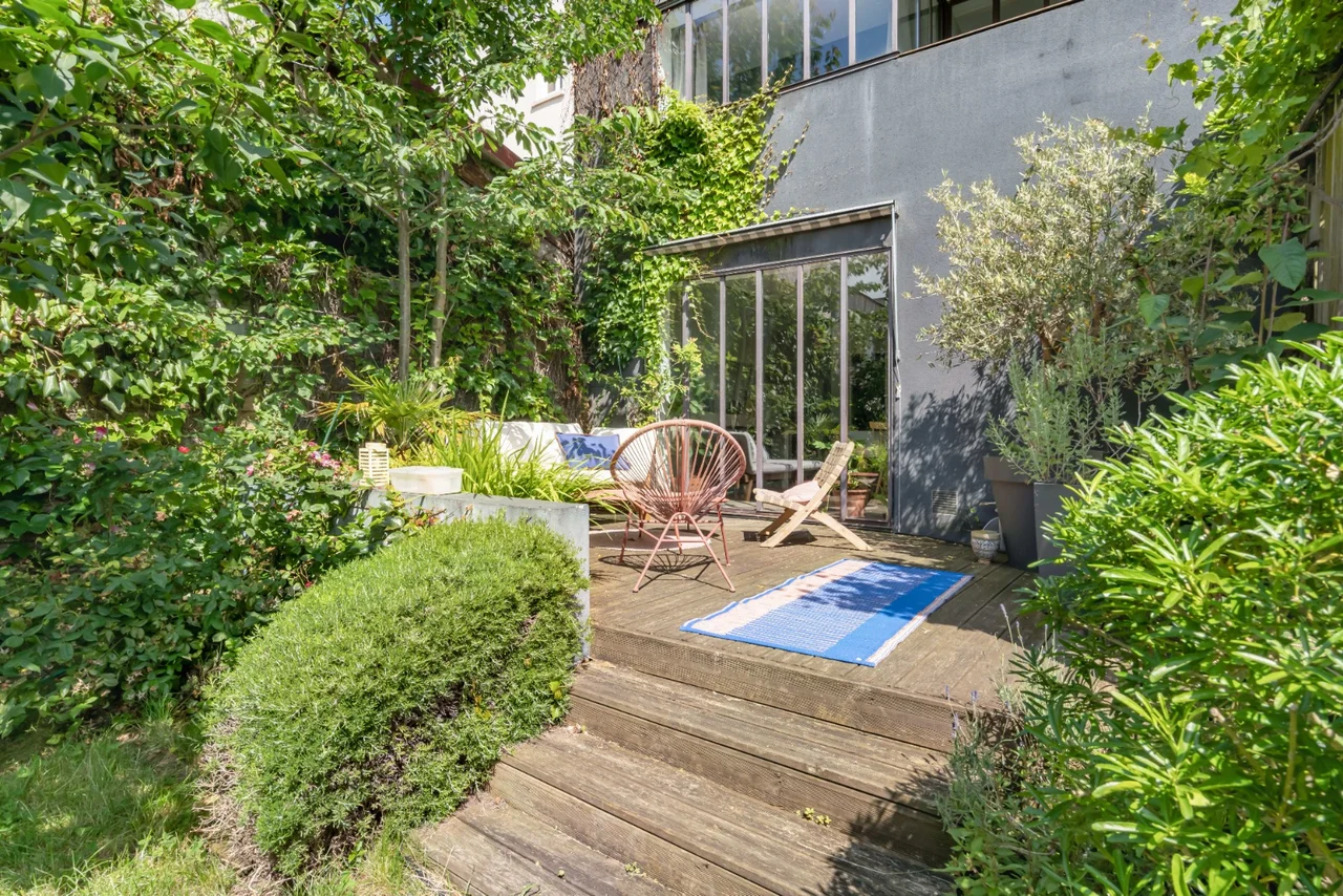 Terrasse en bois entourée d’un jardin arboré, maison avec extérieur à Montreuil