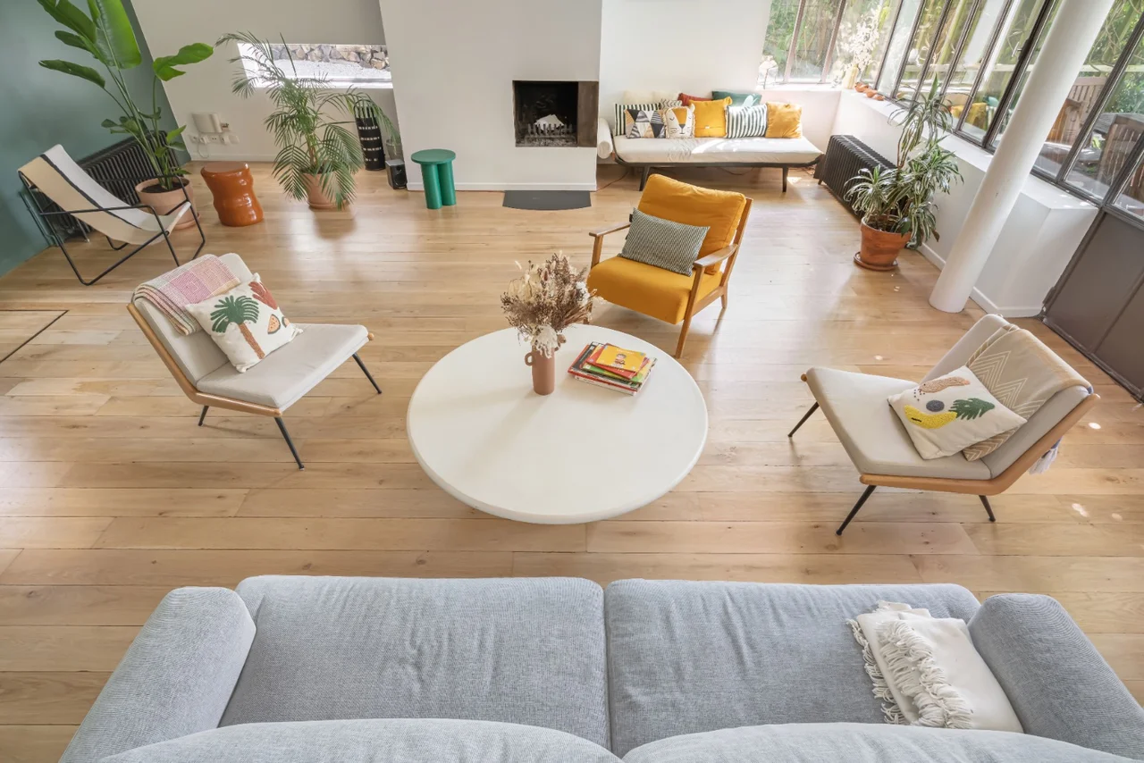 Salon avec cheminée et grandes baies vitrées, lieu pour shooting à Montreuil
