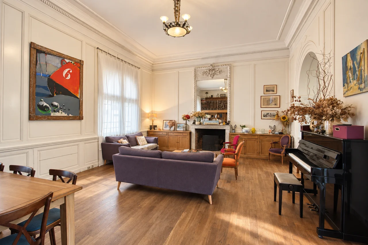 Salon de réception à Sceaux aménagé en salle à manger, cheminée et piano