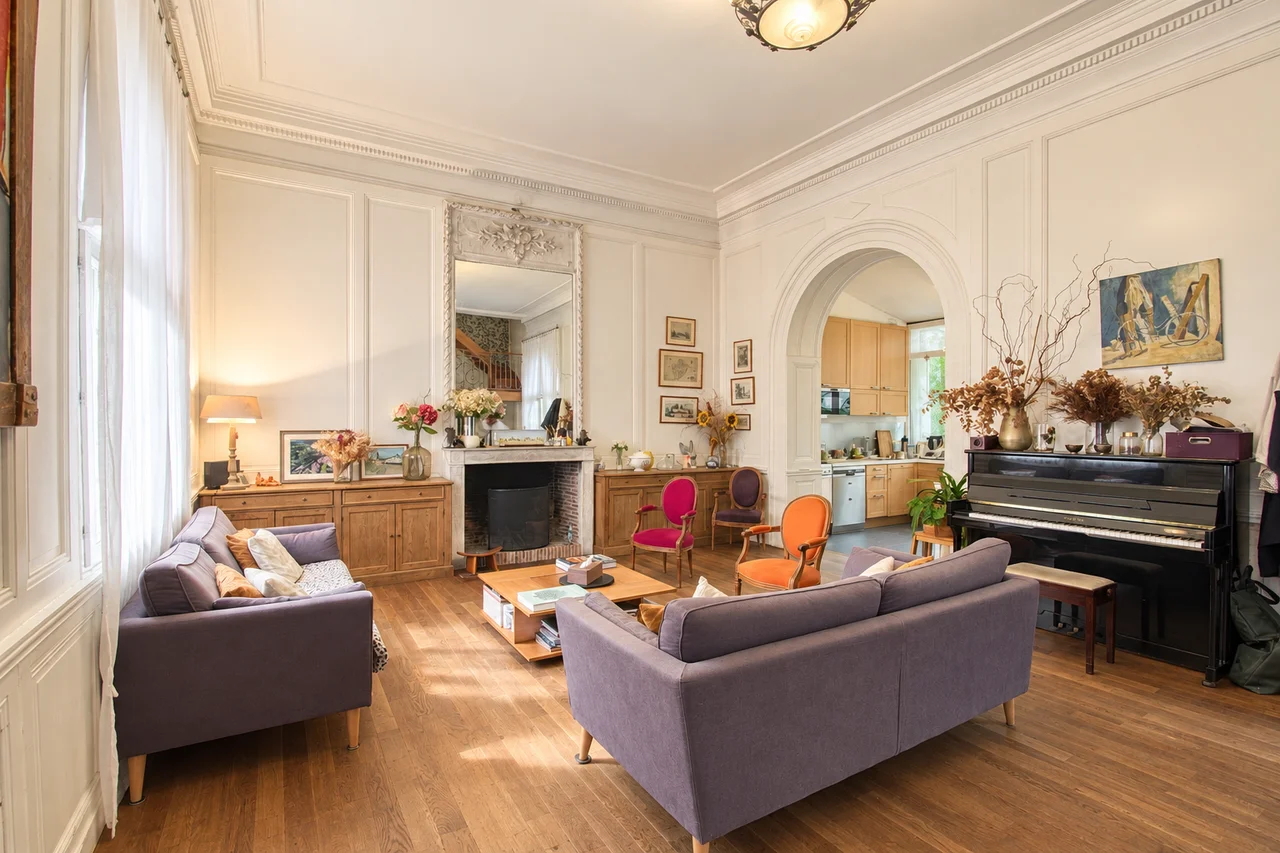 Grand salon de réception de l'ancienne gare de Sceaux, cheminée en marbre et arche ouverte sur la cuisine