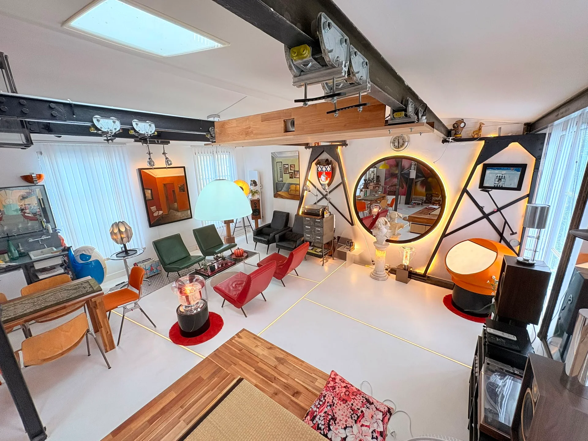 Vue plongeante sur le loft rétro-futuriste parisien et son mobilier design coloré