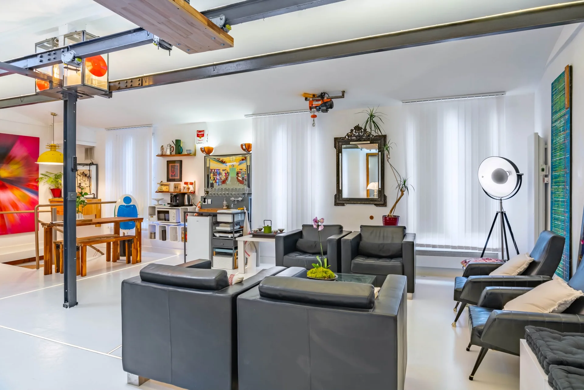 Vue du salon lumineux et de la kitchenette du loft événementiel à Paris 12e