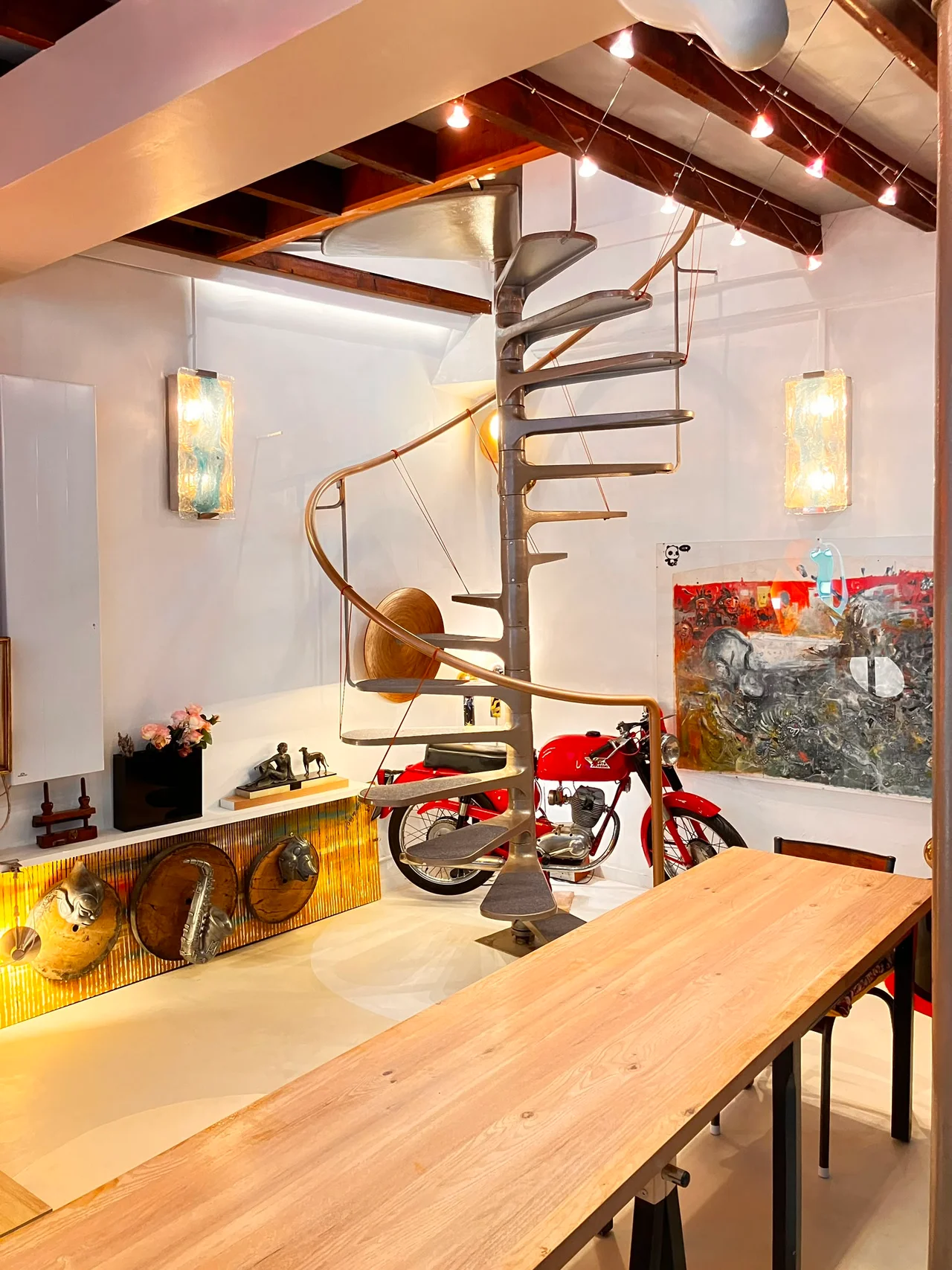 rande table en bois et espace de réception du loft événementiel lumineux à Paris 12e