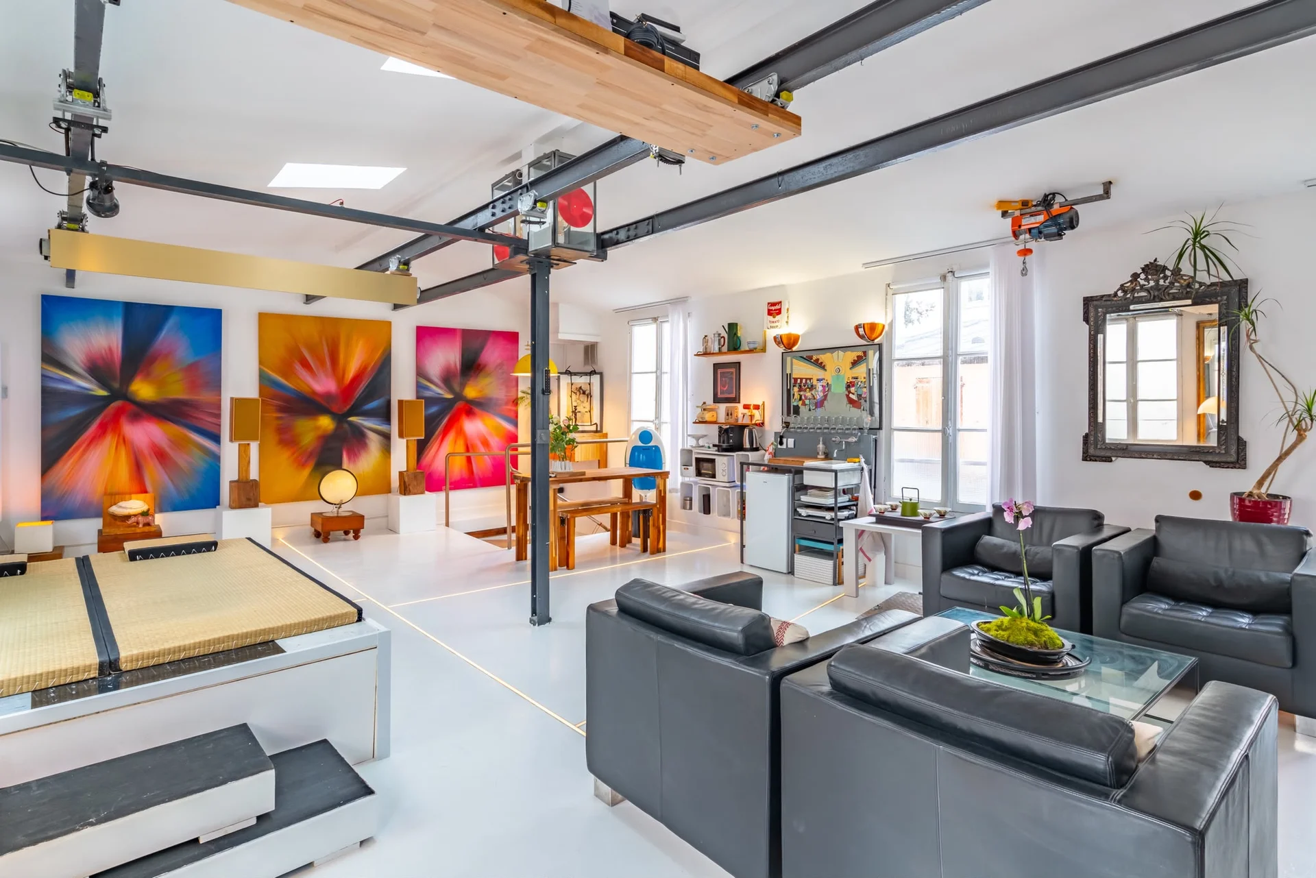 Vue d’ensemble du loft événementiel rétro-futuriste à Reuilly-Diderot avec salon, œuvres d’art et structure métallique