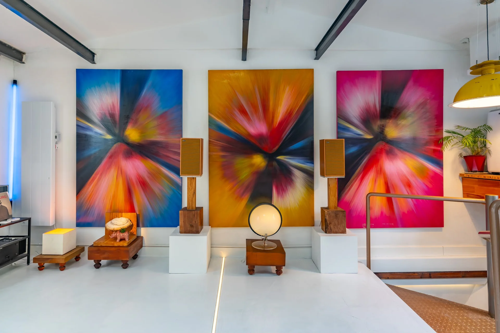 Coin décoratif du loft rétro-futuriste à Paris 12e avec œuvre colorée, platine vinyle et mobilier design