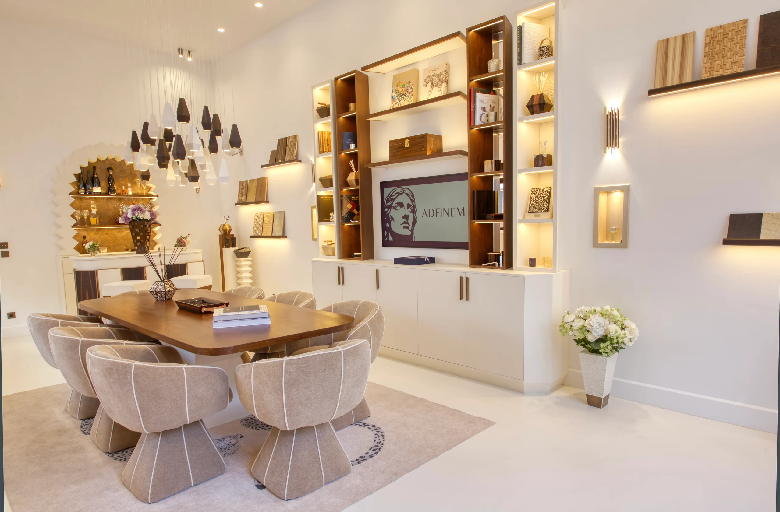 Grand Salon avec bureau en bois massif, chaises taupe capitonnées, murs blancs et niches éclairées intégrées